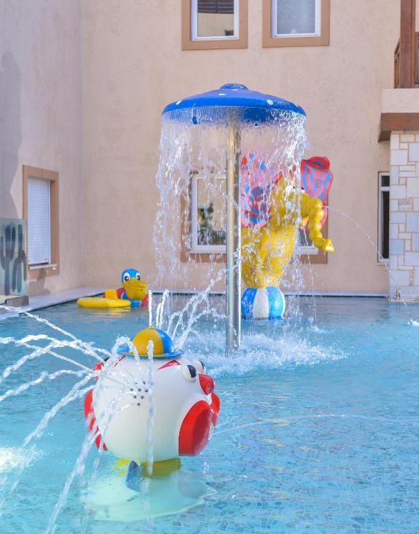 Bazén v ubytování Cactus Beach Hotel nebo v jeho okolí