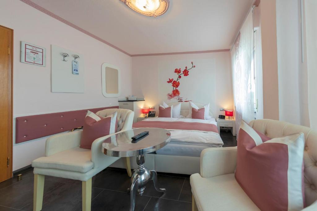 Postel nebo postele na pokoji v ubytování Hotel Höhn