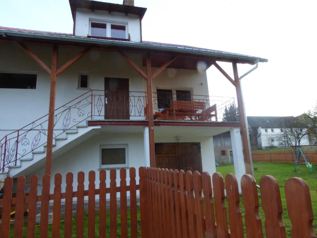ein weißes Haus mit Treppen und einem Zaun in der Unterkunft Dom w Kotlinie in Długopole-Zdrój