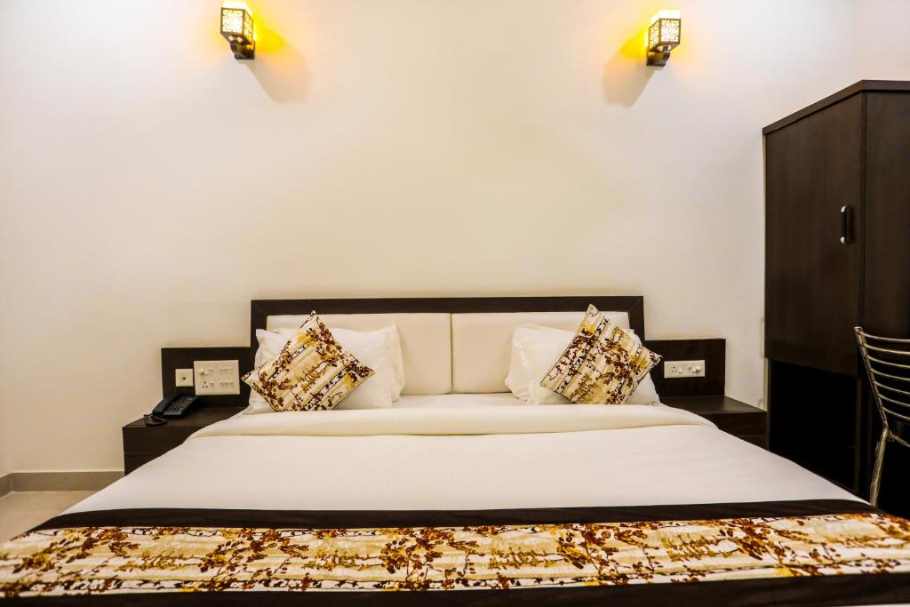 Postel nebo postele na pokoji v ubytování Hotel Agra Hotel Kamla Palace