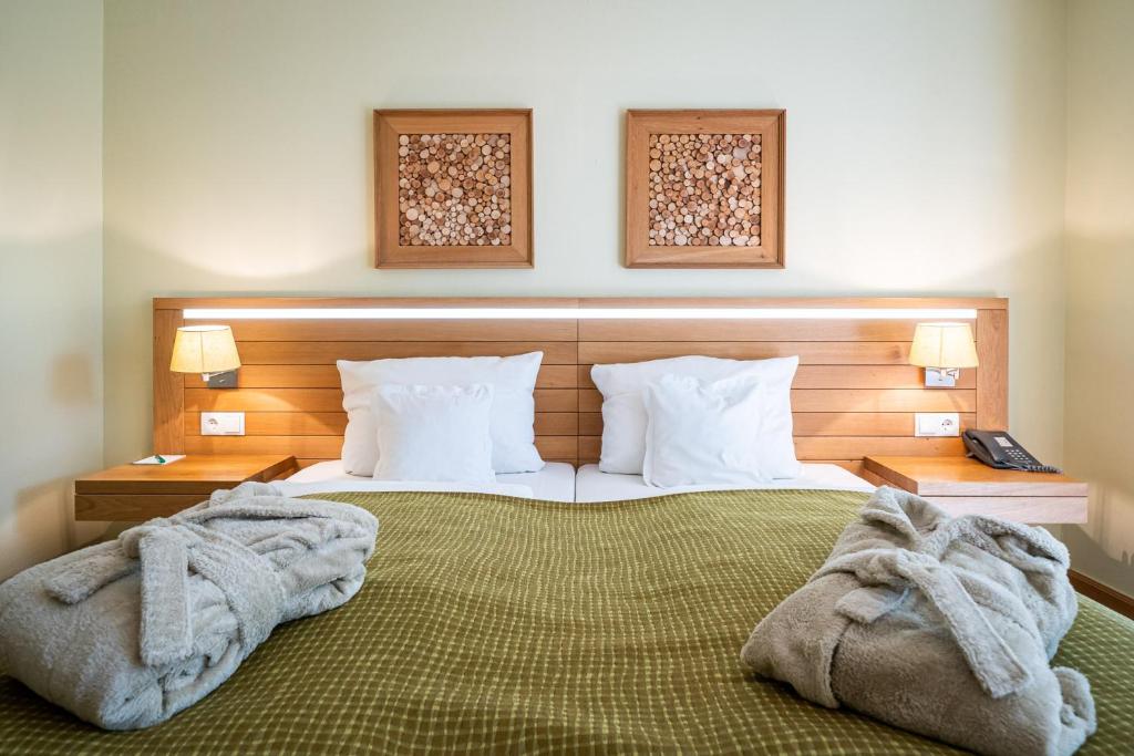 Postel nebo postele na pokoji v ubytování Waldhotel Tannenhäuschen