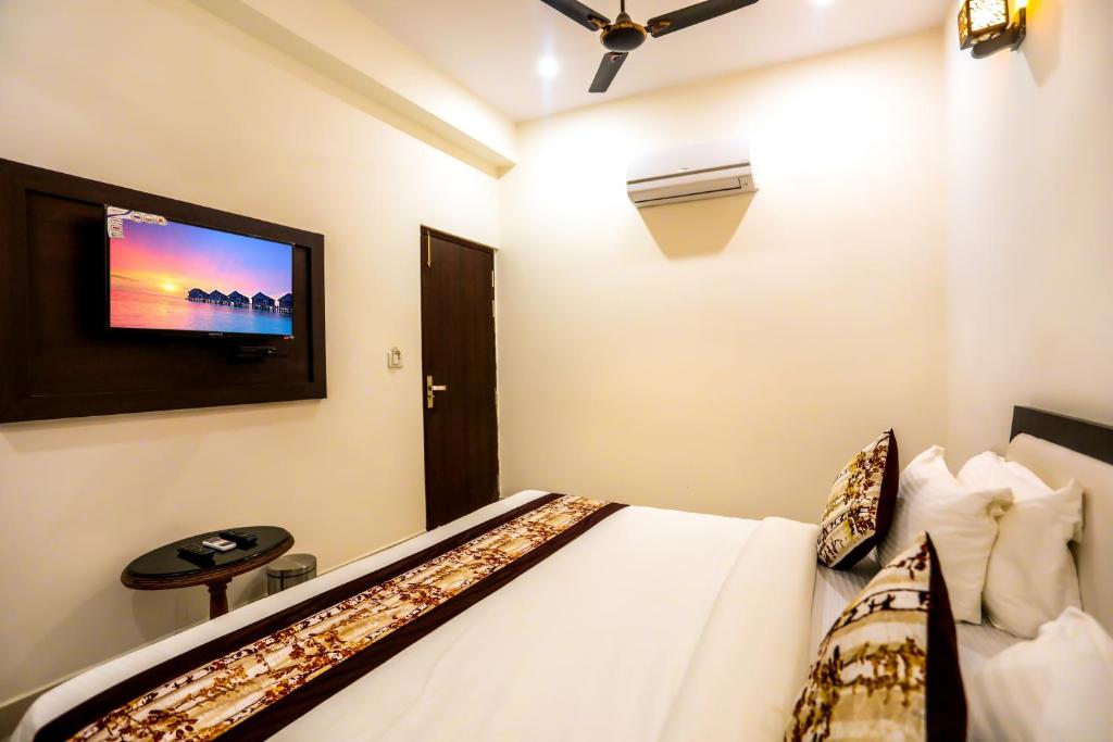 Posteľ alebo postele v izbe v ubytovaní Kamla Palace - Near BY Taj Mahal