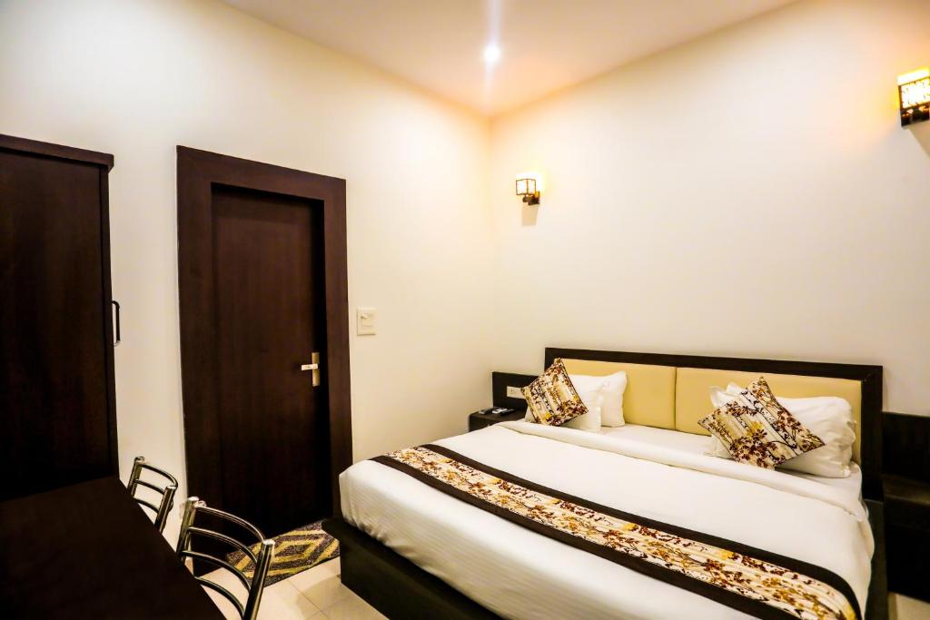 Postel nebo postele na pokoji v ubytování Hotel Agra Hotel Kamla Palace