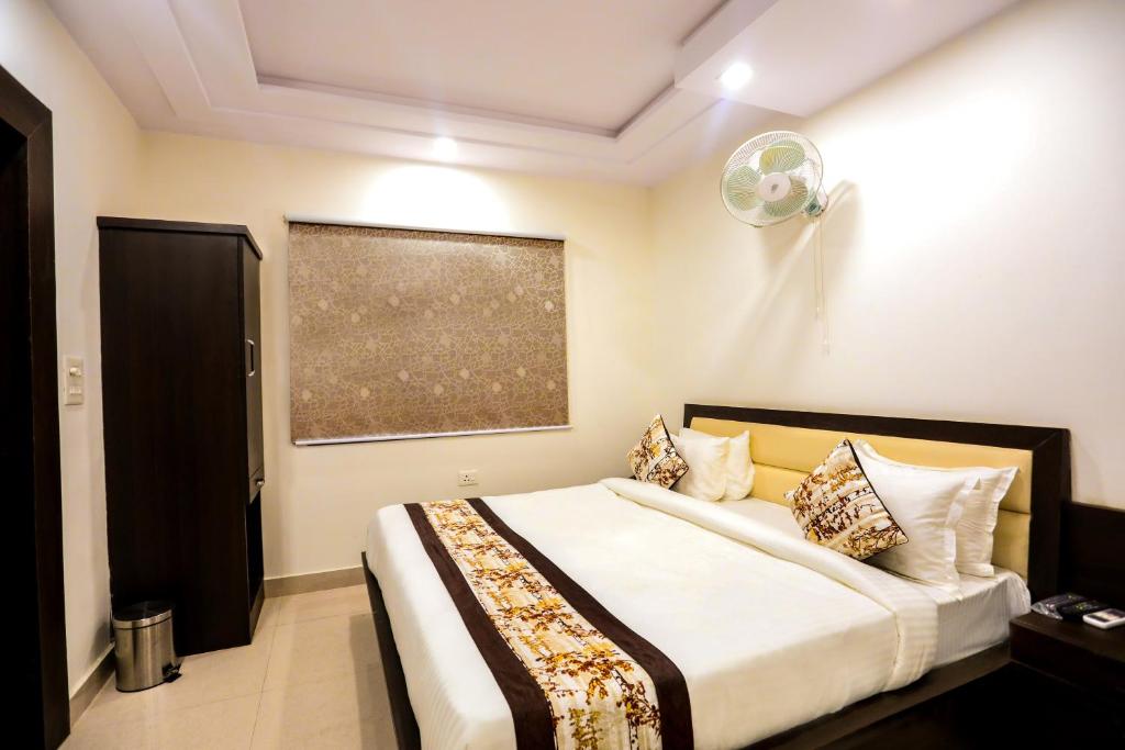 Postel nebo postele na pokoji v ubytování Hotel Agra Hotel Kamla Palace
