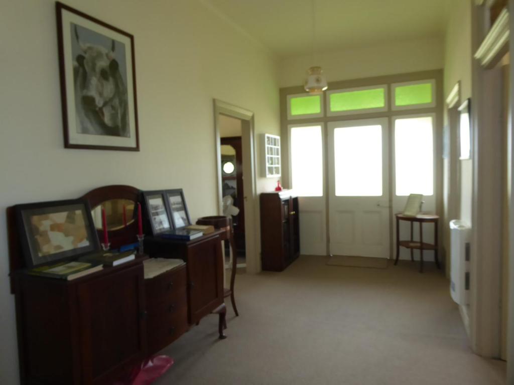 um quarto com uma porta e uma janela em Claremont Farmhouse em Derby
