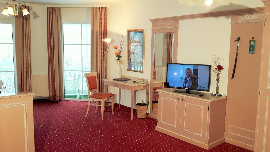 Een TV en/of entertainmentcenter bij All Inclusive Hotel Sonnenhügel
