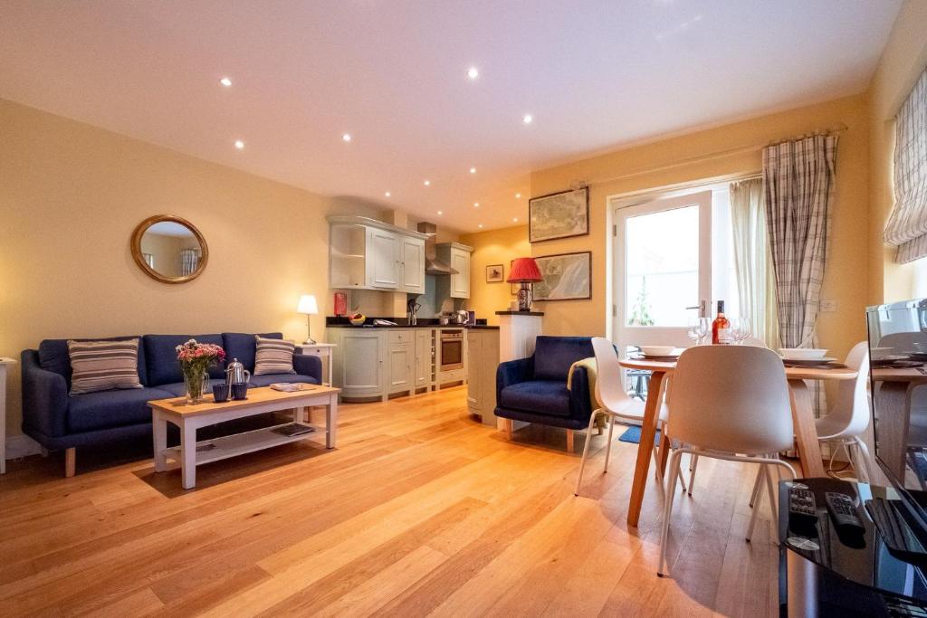 ein Wohnzimmer mit einem Sofa und einem Tisch in der Unterkunft 4 Wards Place in Aldeburgh