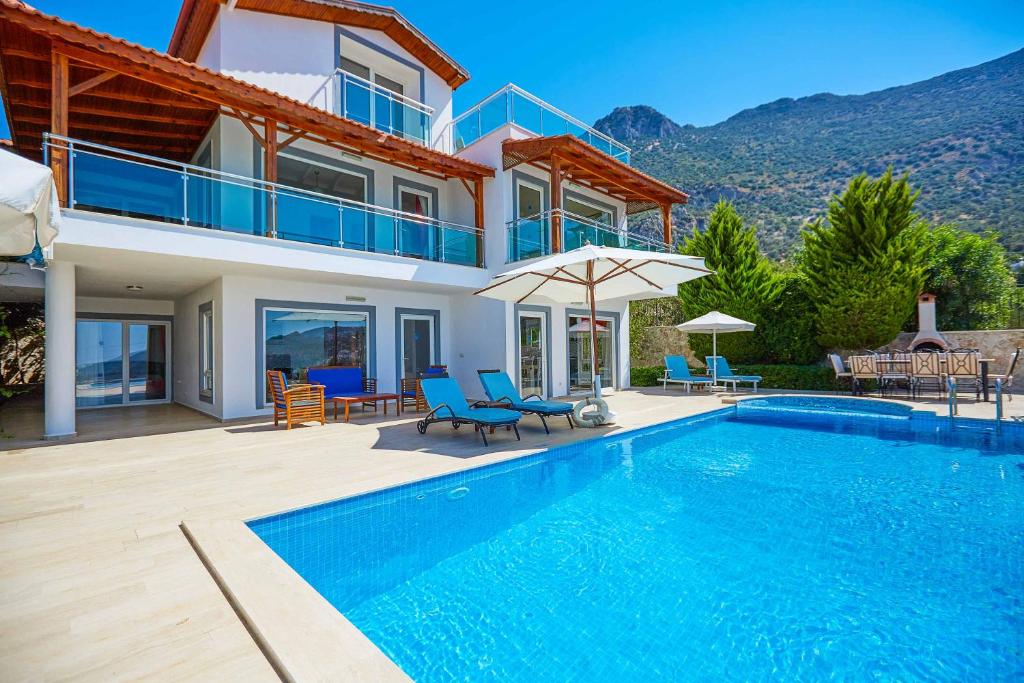 una villa con piscina e una casa di Villa Alkin a Kalkan