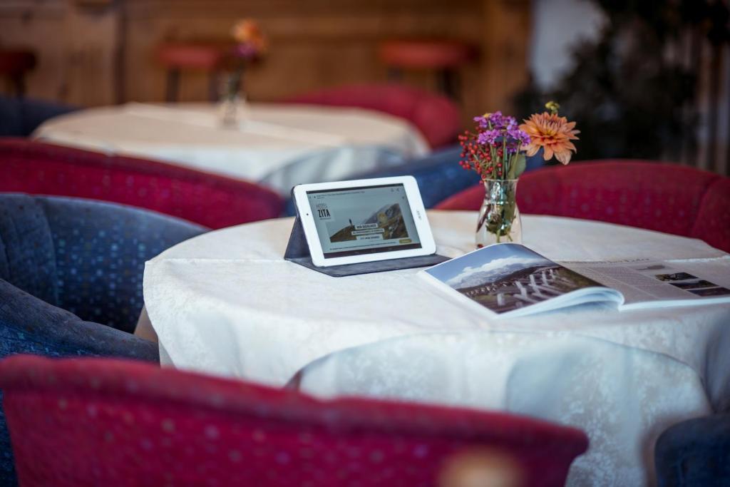 Televízia a/alebo spoločenská miestnosť v ubytovaní Hotel Zita