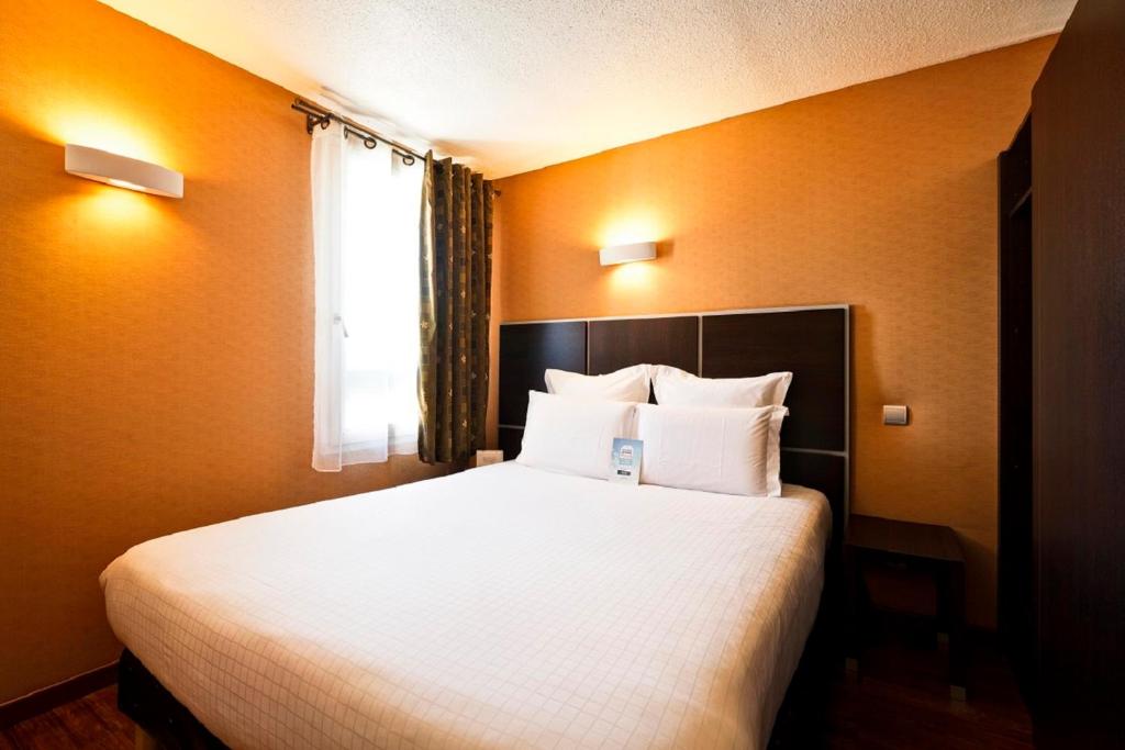 Postel nebo postele na pokoji v ubytování Kyriad Lyon Sud - Saint Genis Laval