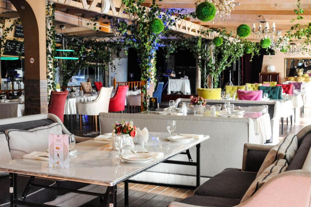 KartmazovoにあるOrlovski Detox and Spaの食卓と椅子、植物のあるダイニングルーム