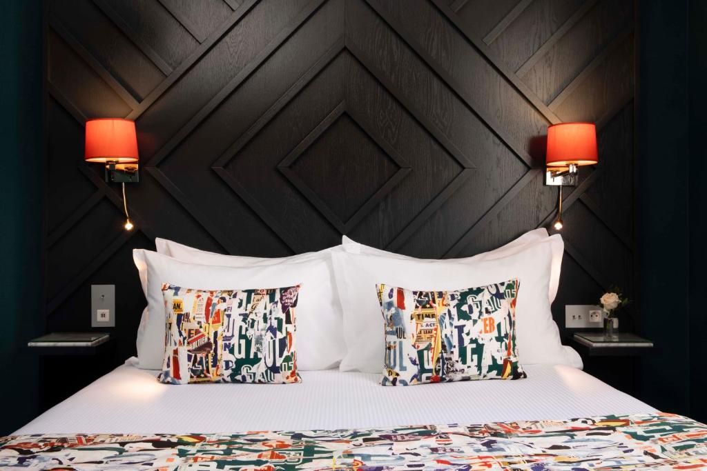 Postel nebo postele na pokoji v ubytování Hôtel des Arts Montmartre