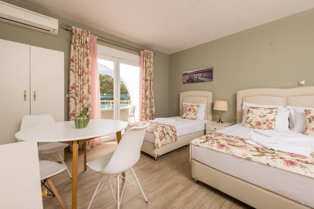 Postel nebo postele na pokoji v ubytování Stratos Deluxe Apartments