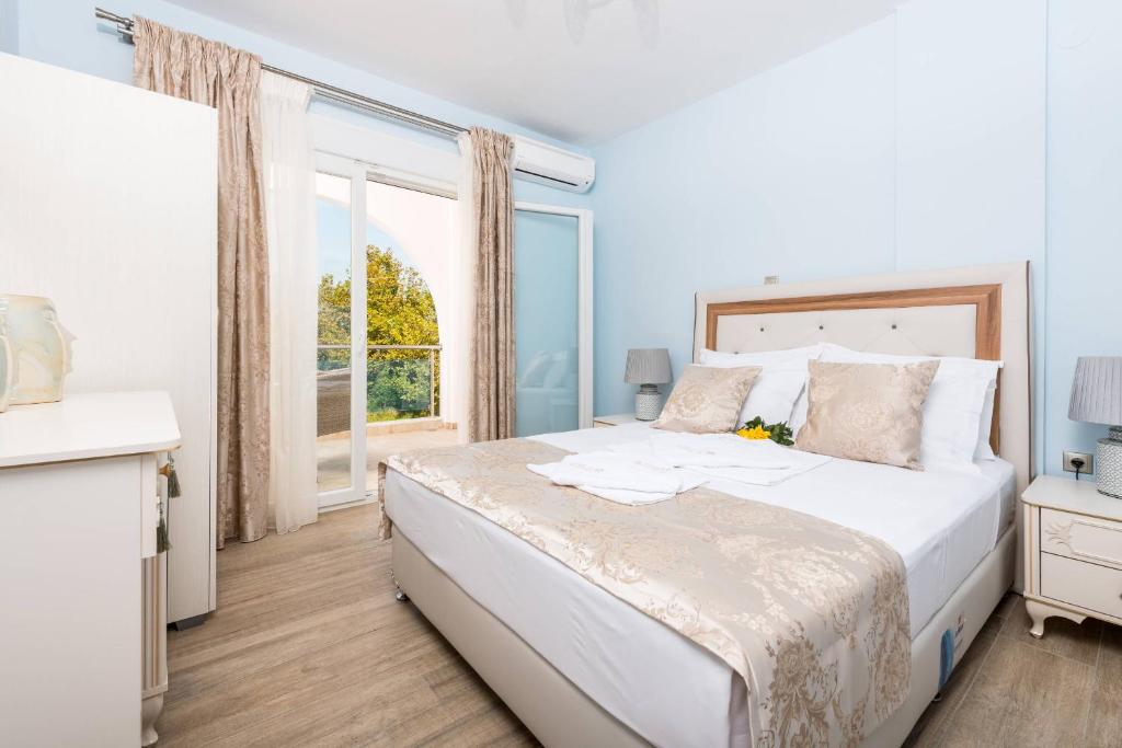 Postel nebo postele na pokoji v ubytování Stratos Deluxe Apartments