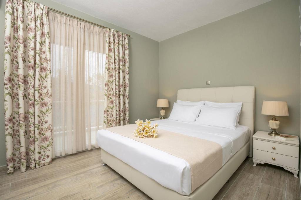 Postel nebo postele na pokoji v ubytování Stratos Deluxe Apartments