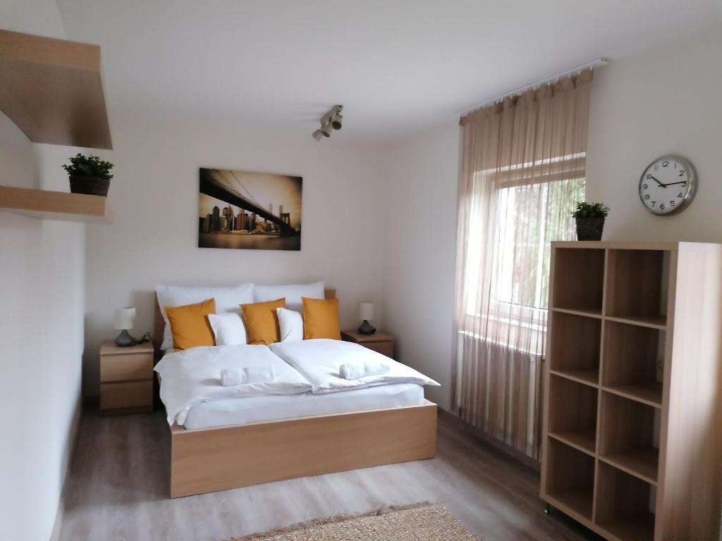 Posteľ alebo postele v izbe v ubytovaní Óvár Apartman