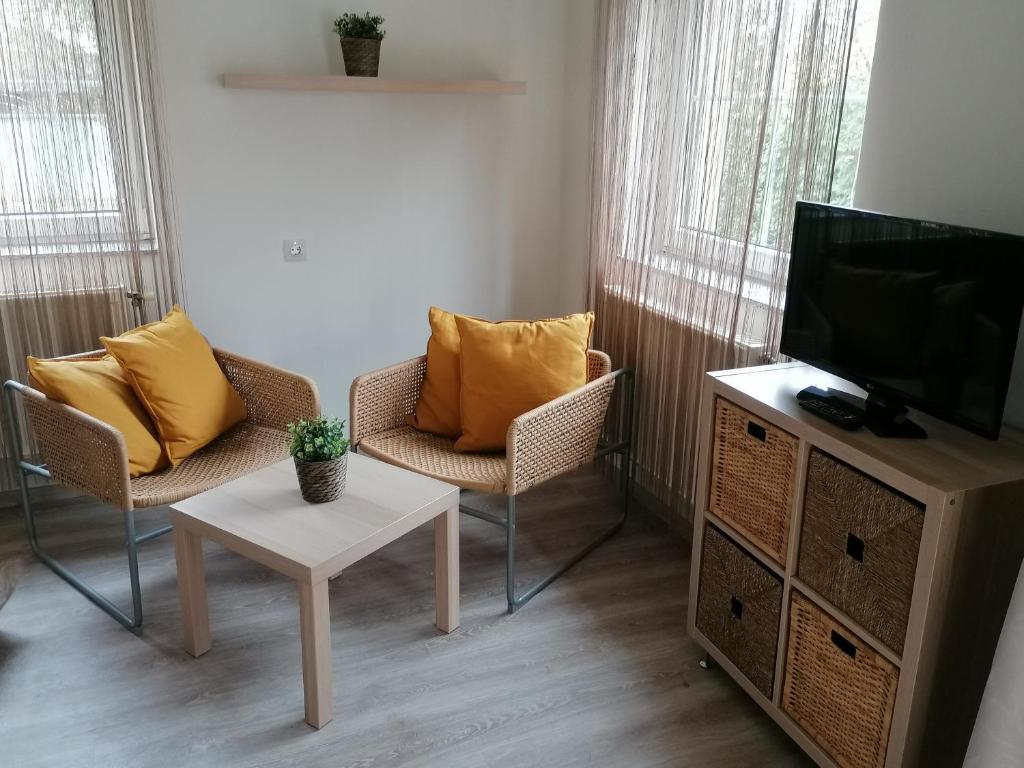 Televízia a/alebo spoločenská miestnosť v ubytovaní Óvár Apartman