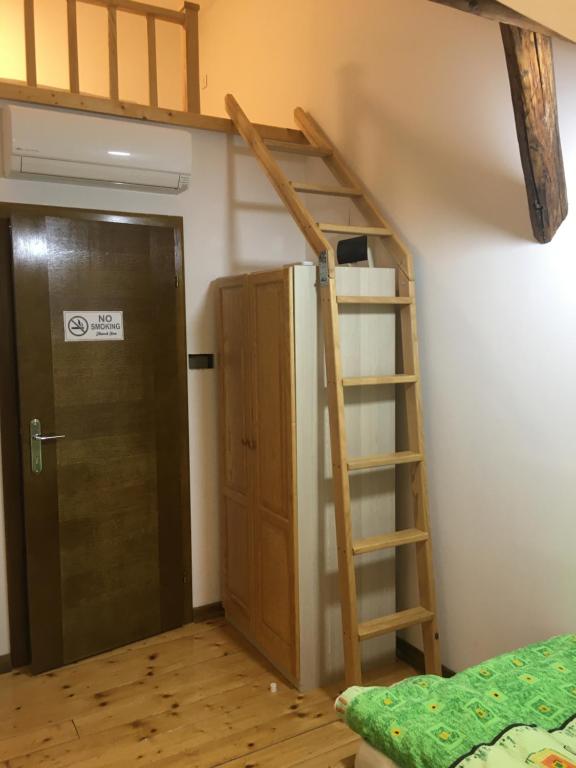Palanda nebo palandy na pokoji v ubytování Guest House Anna Caffe
