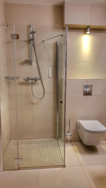 Kúpeľňa v ubytovaní Holiday Home Aparthotel z balkonem przy plaży