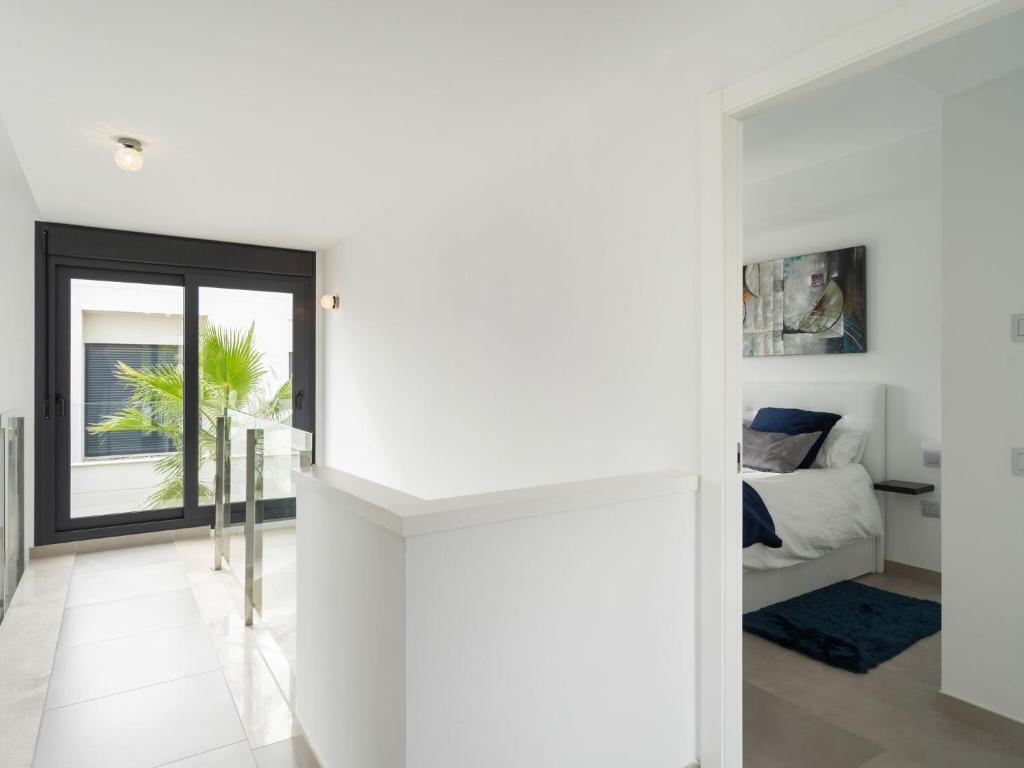 Postel nebo postele na pokoji v ubytování Belvilla by OYO Casa Bali 11