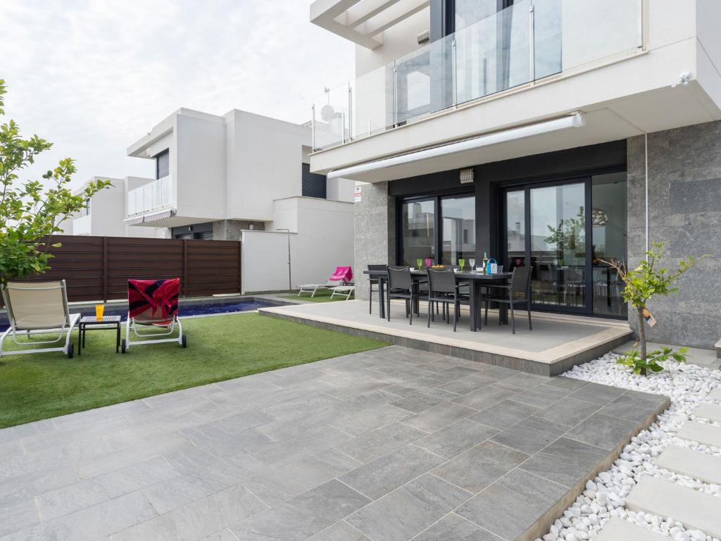 Posezení v ubytování Belvilla by OYO Casa Bali 11
