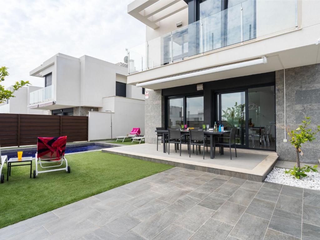 Posezení v ubytování Belvilla by OYO Casa Bali 11