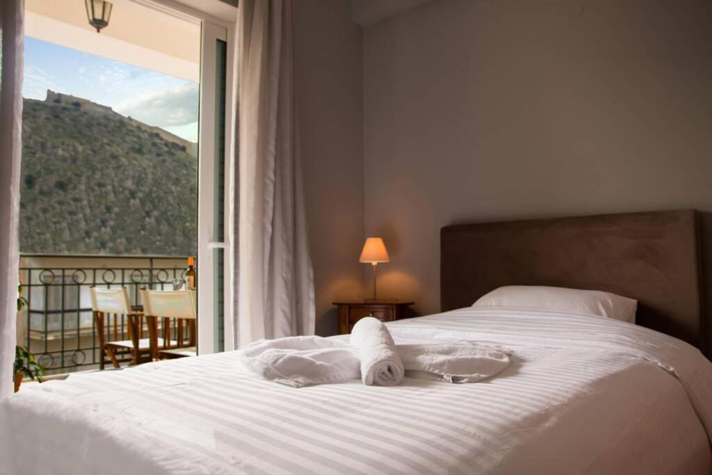 1 dormitorio con 1 cama con toallas en API Projects Nafplio - Family Superior Apartment, en Nauplia