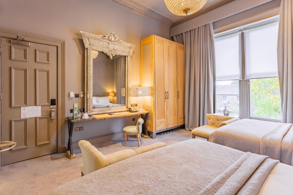 Postel nebo postele na pokoji v ubytování Murrayfield Hotel
