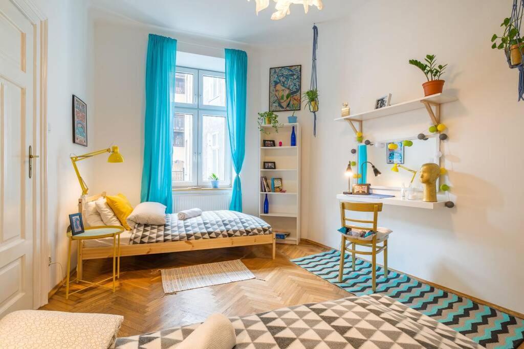 um quarto para crianças com uma cama e uma secretária em Blue Peace-apartment with FREE PARKING in center for 1-6 people em Cracóvia