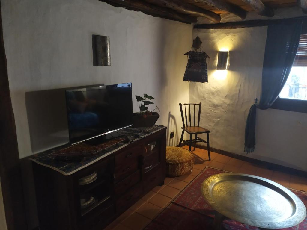 Televízia a/alebo spoločenská miestnosť v ubytovaní Apartamento Al-Vivaque