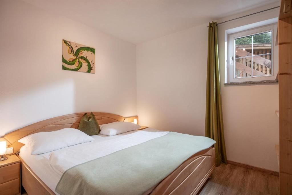 sypialnia z dużym łóżkiem i oknem w obiekcie Ferienwohnung Daum Andreas w mieście Hippach