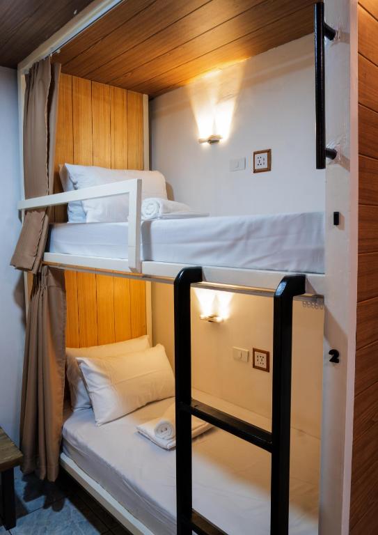 B&B Backpackers 6