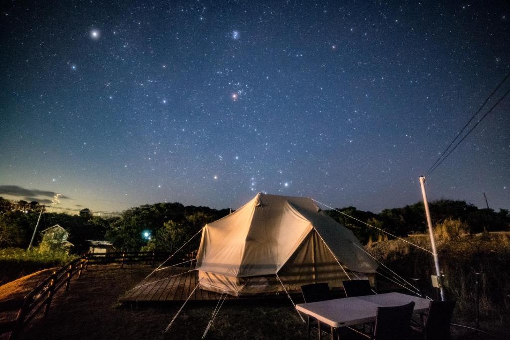 志摩市にあるカブクリゾートの夜の星空の下のテント