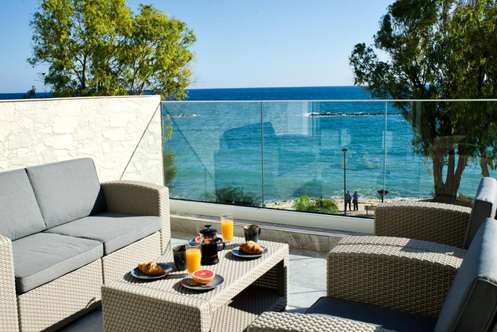 een patio met een bank en een tafel met eten erop bij Galatex Sea Breeze in Limassol