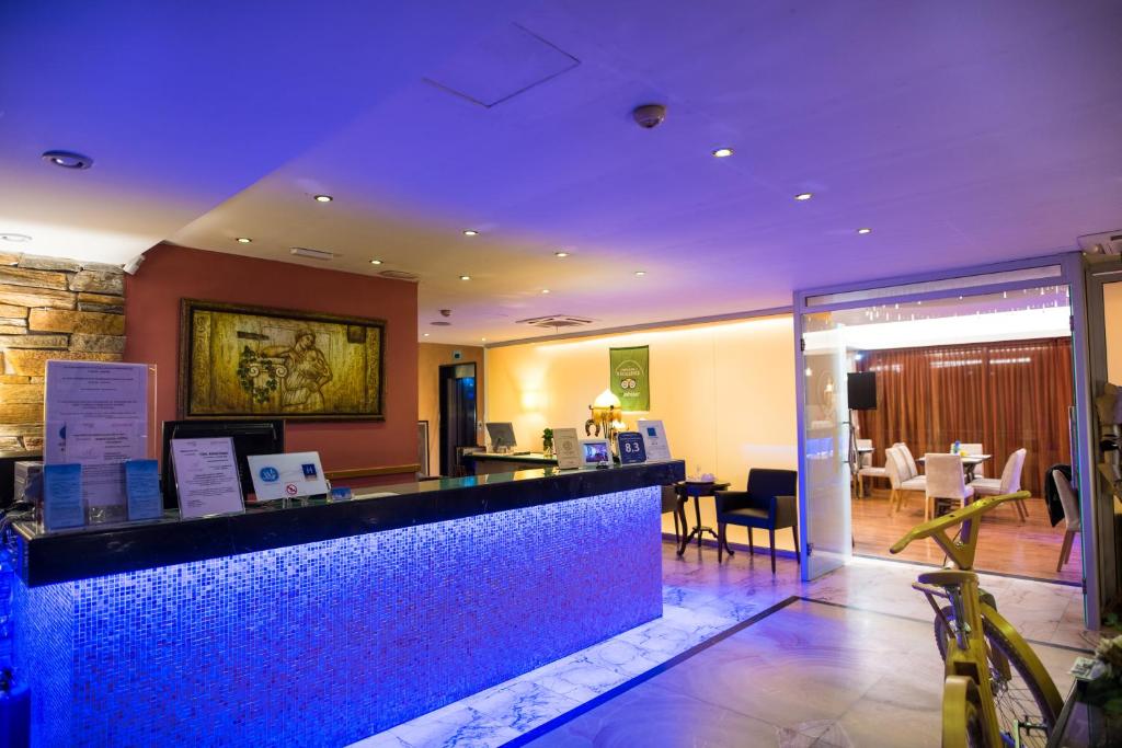 Televízia a/alebo spoločenská miestnosť v ubytovaní Anastazia Luxury Suites & Spa