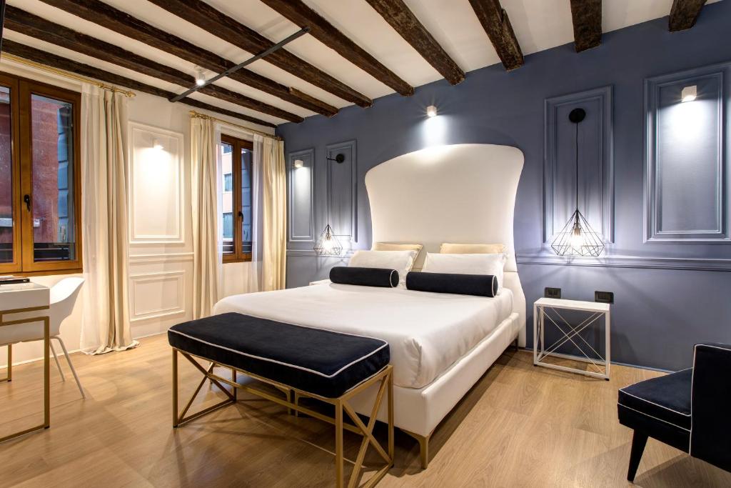 - une chambre avec un lit blanc et des murs bleus dans l'établissement San Marco Suite 755, à Venise