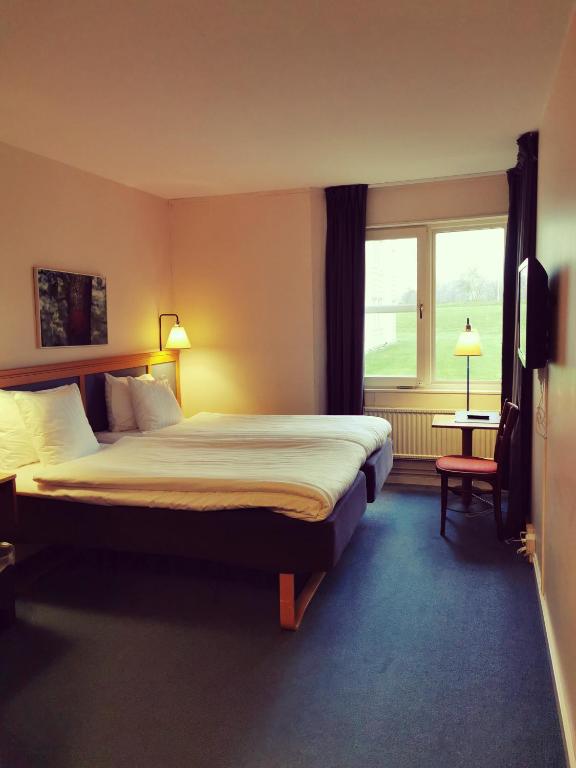 Postel nebo postele na pokoji v ubytování Hotell Erikslund