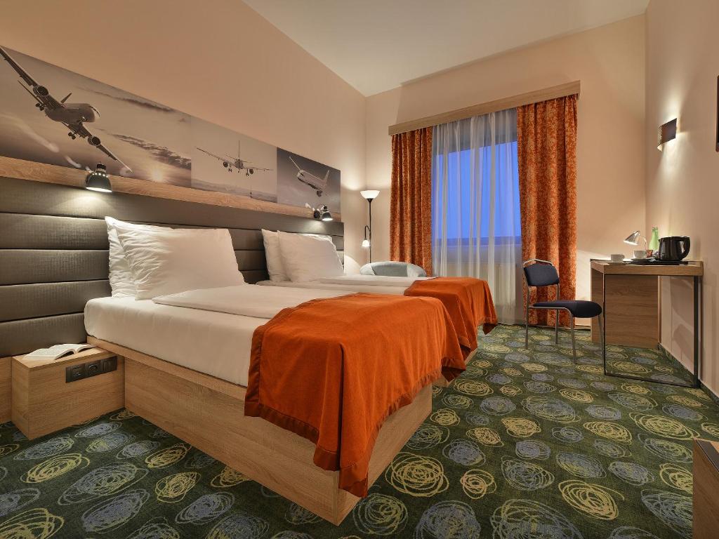 Ramada Airport Hotel Prague - Resim 25