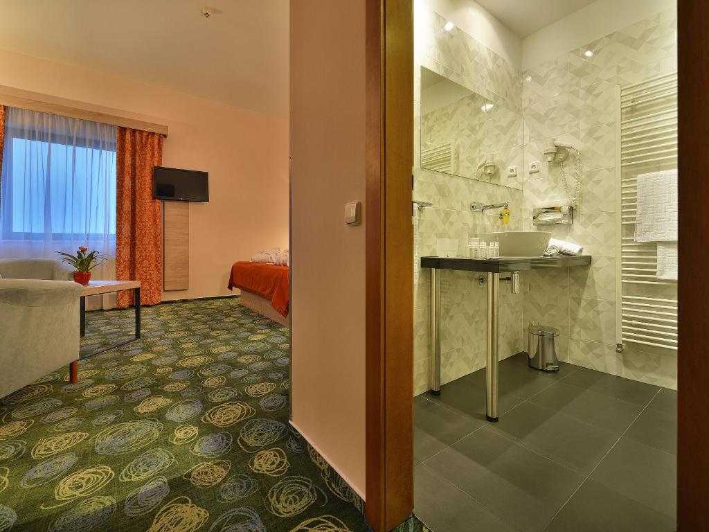 Ramada Airport Hotel Prague - Resim 13