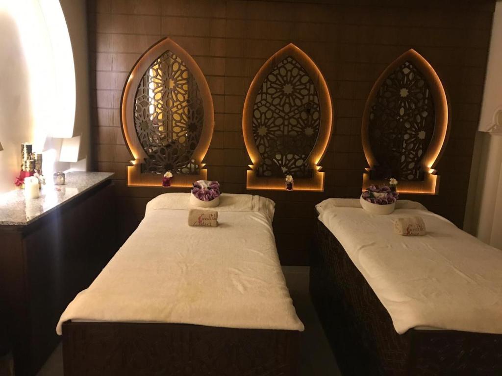 Postel nebo postele na pokoji v ubytování Pearl of Beirut Hotel & Spa