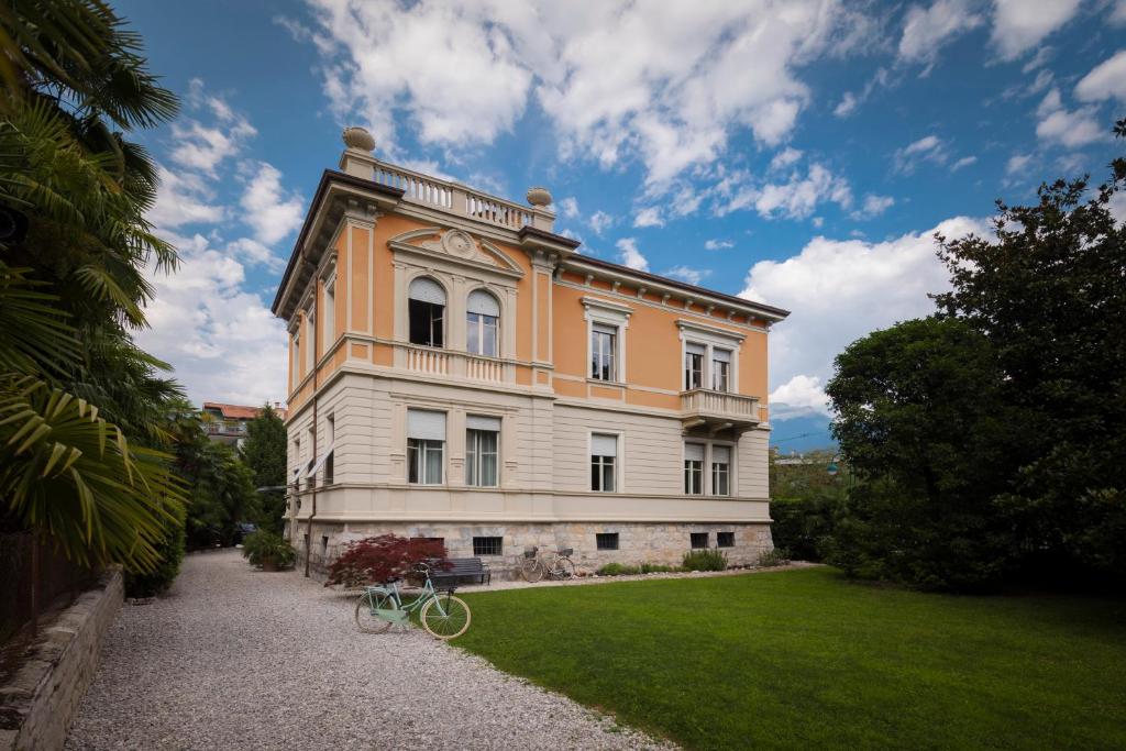 ein Gebäude mit einem Fahrrad davor in der Unterkunft Villa Brunelli in Riva del Garda