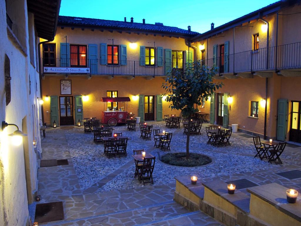 an outdoor patio with tables and chairs at night at Oasi Galbusera Bianca in Rovagnate