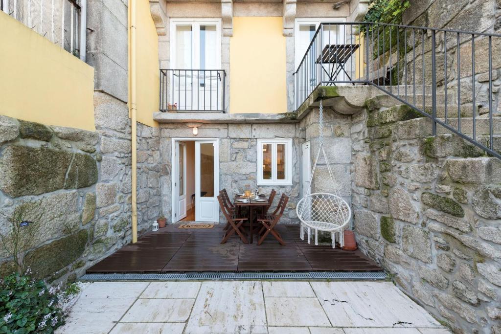 Porto Hidden Living w Backyard by LovelyStay