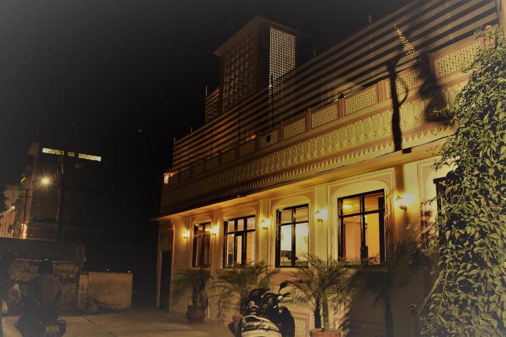 budynek w nocy z motocyklami zaparkowanymi przed nim w obiekcie Backpackers Villa w mieście Dżajpur