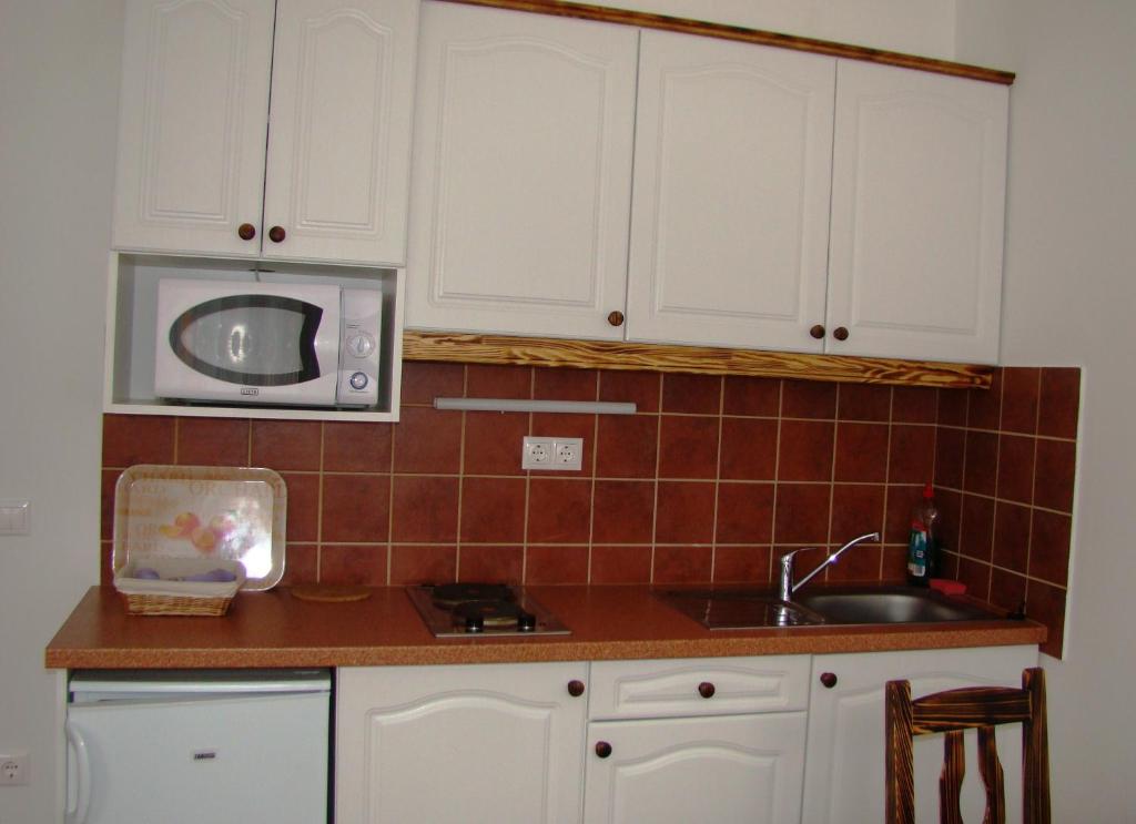 A kitchen or kitchenette at Emanapartmanok Sárvár