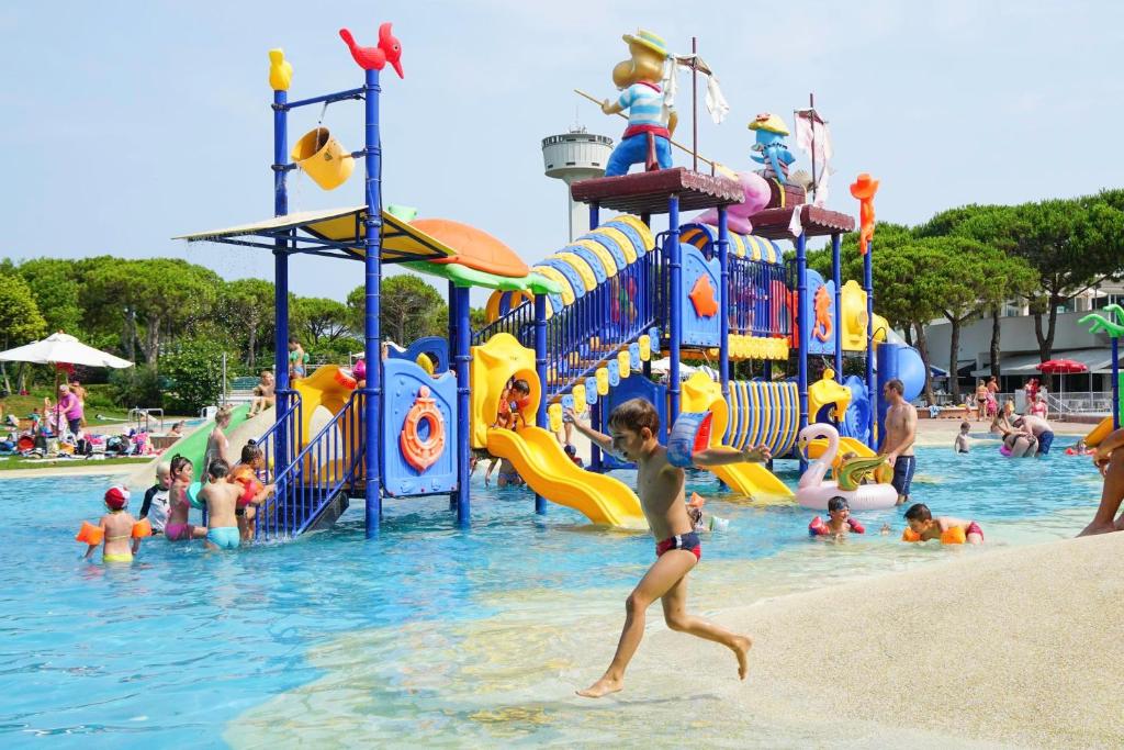 Bazén v ubytování Caravan Cavallino - Valentini in Campeggio Union Lido nebo v jeho okolí