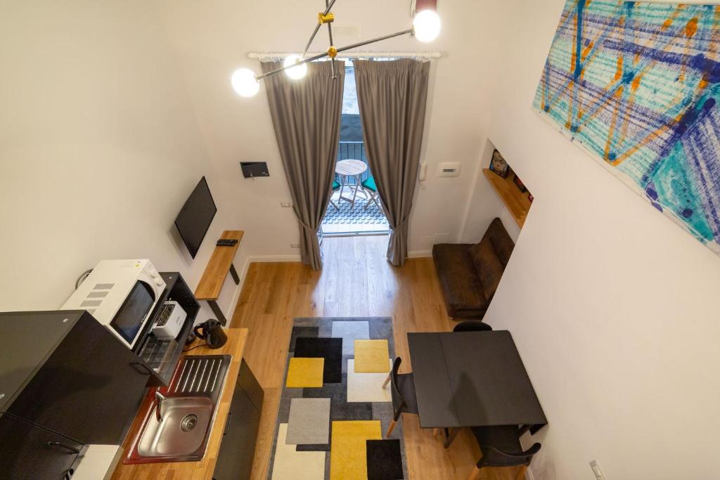 widok na biuro z biurkiem i oknem w obiekcie Design Studio Flat Next Sorbillo on Tribunali St By HouseinNaples w mieście Neapol