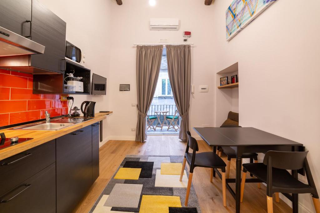 Kuchnia lub aneks kuchenny w obiekcie Design Studio Flat Next Sorbillo on Tribunali St By HouseinNaples