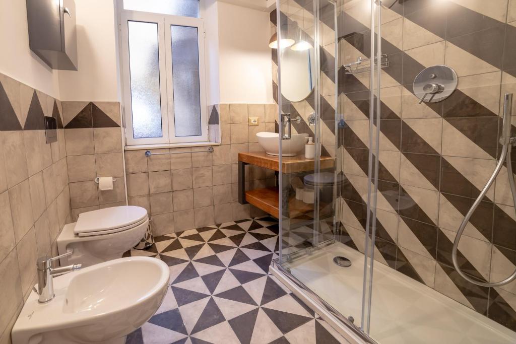 łazienka z toaletą, umywalką i prysznicem w obiekcie Design Studio Flat Next Sorbillo on Tribunali St By HouseinNaples w mieście Neapol