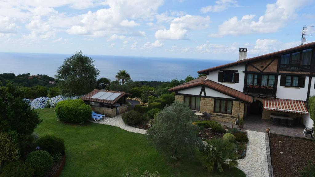 una vista aérea de una casa con el océano en el fondo en Maddiola Apartment, en Orio